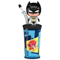 Kelmek s figurkou superhrdiny a cukrovinkou Batman